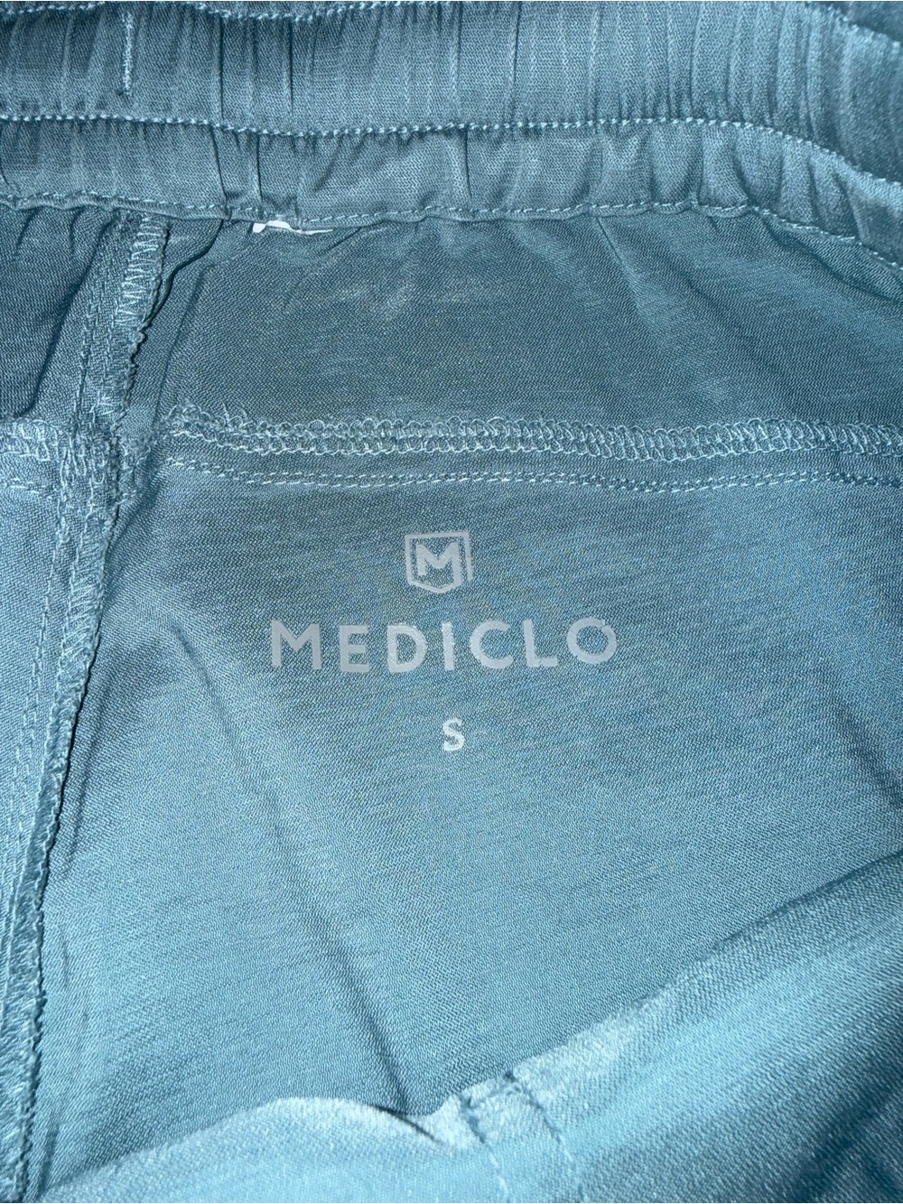 Mediclo Women's Scrub Pants & Top Set in Blue - Picture 2 of 4